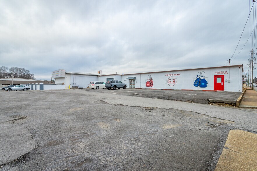 More Photos Of 395 S Ocoee St, Cleveland Showroom For Sale