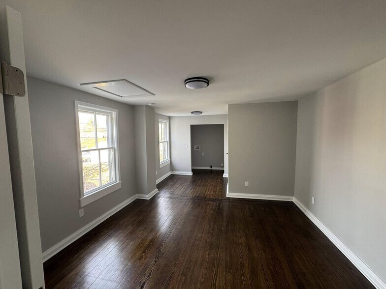 More Photos Of 201 N Court Ave, Covington Flex For Sale