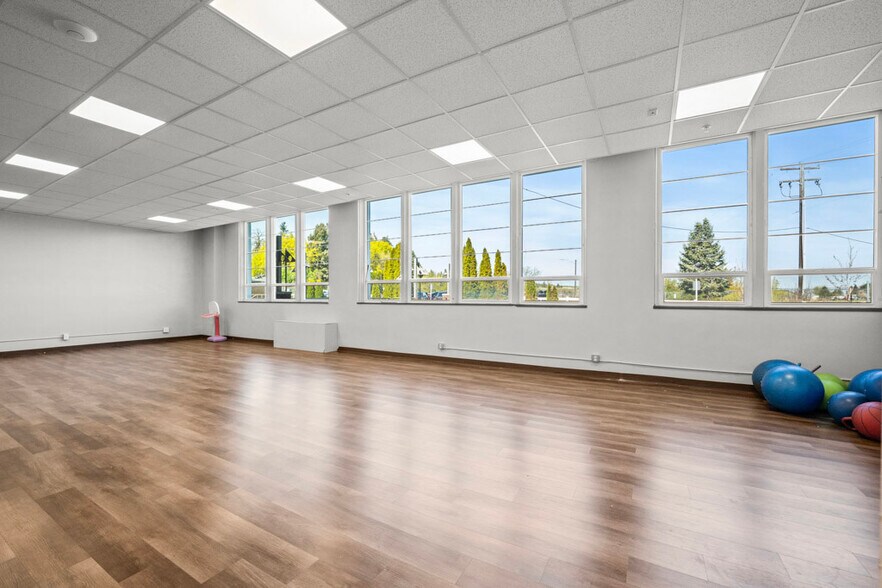 More Photos Of 115 NW State St, Pullman Loft Creative Space For Sale