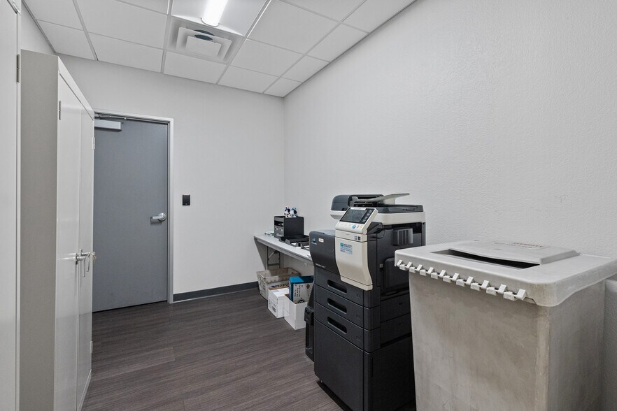 More Photos Of 2410 W Royal Palm Rd, Phoenix Light Manufacturing For Sale