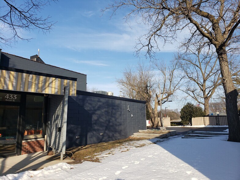 More Photos Of 431 Broad St, Lake Geneva Convenience Store For Sale