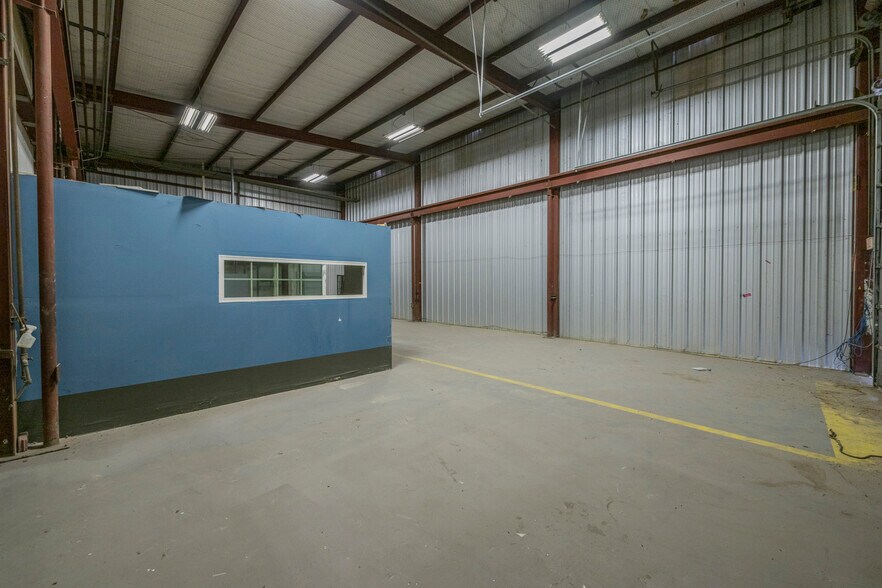 More Photos Of 2833 Roosevelt Ave, San Antonio Warehouse For Sale