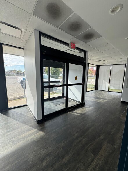 More Photos Of 4950-5020 W Dempster St, Skokie Unknown For Lease