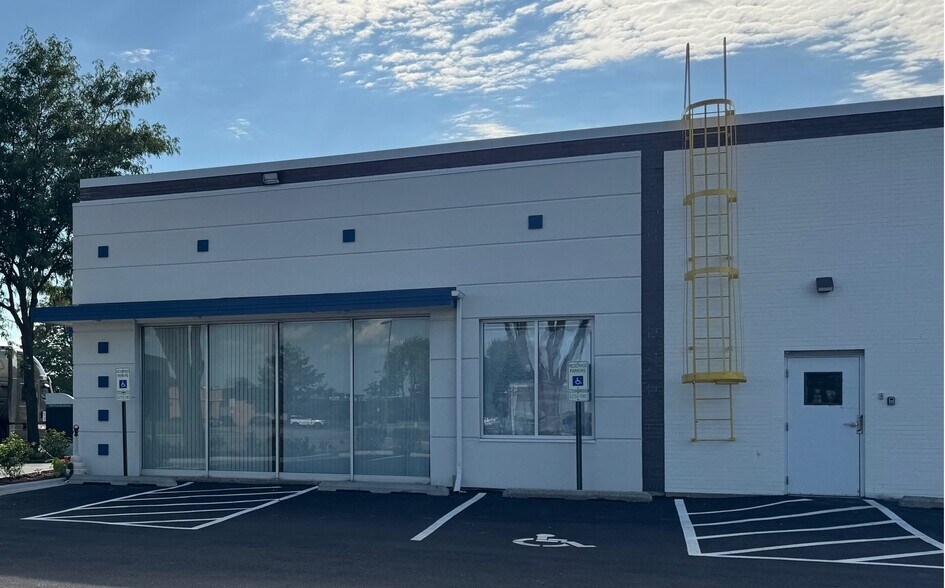 More Photos Of 1090 Pratt Blvd, Elk Grove Village Warehouse For Lease