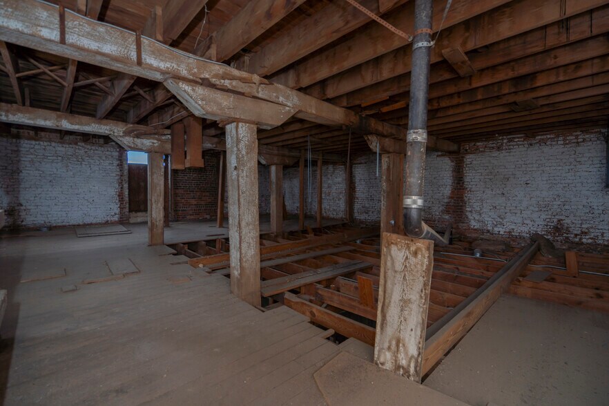 More Photos Of 1 N State St, Lexington Showroom For Sale