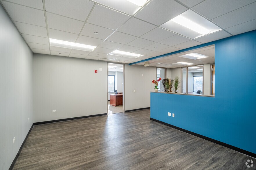 More Photos Of 387 Shuman Blvd, Naperville Medical For Lease