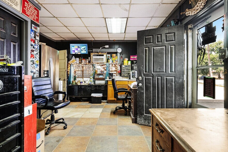 More Photos Of 1106 Wayside Dr, Houston Auto Repair For Sale