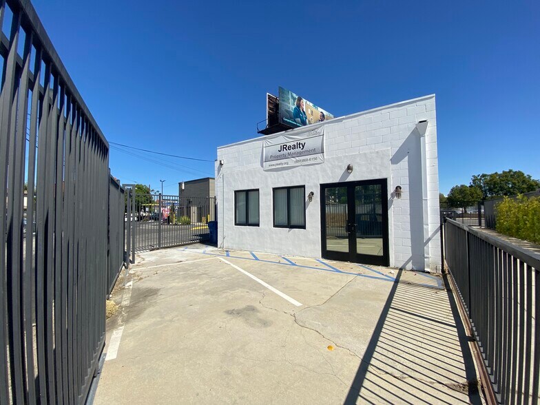 More Photos Of 18444 Ventura Blvd, Tarzana Service For Lease