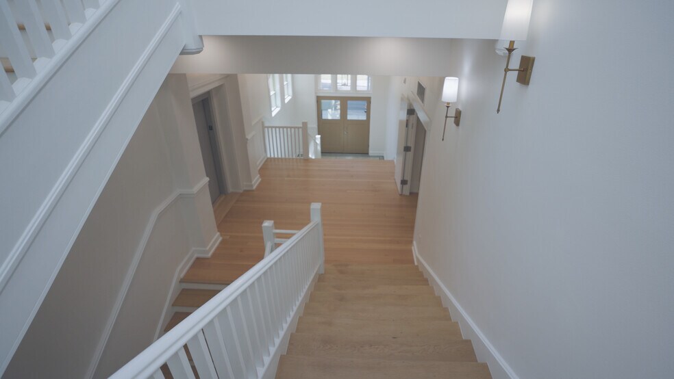 More Photos Of 550 N 1st St, Woodburn Office For Sale