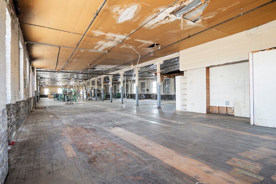 More Photos Of 5039-5045 W Lake St, Chicago Manufacturing For Lease