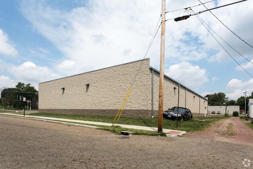 More Photos Of 902 Cherry Ave NE, Canton Freestanding For Sale