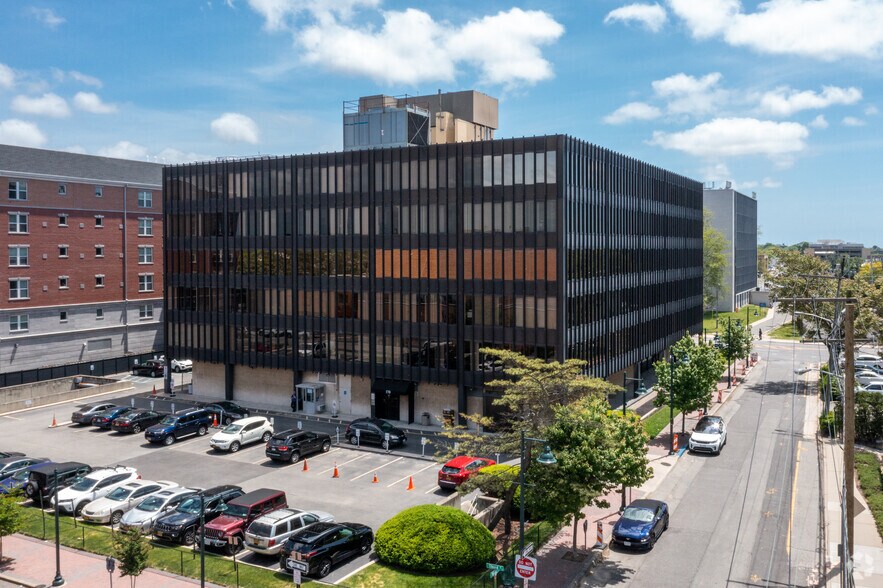 More Photos Of 170 Old Country Rd, Mineola Office For Lease