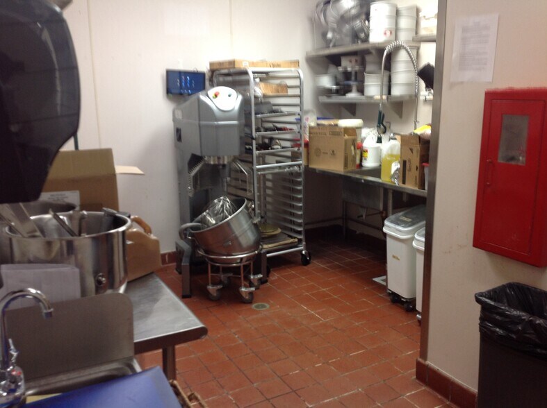 More Photos Of 74 Turnpike Sq, Milford Restaurant For Lease