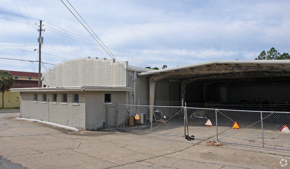 More Photos Of 414 W 8th St, Panama City Distribution For Lease