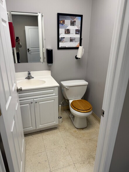 More Photos Of 6603 Royal St, Liberty Service For Lease