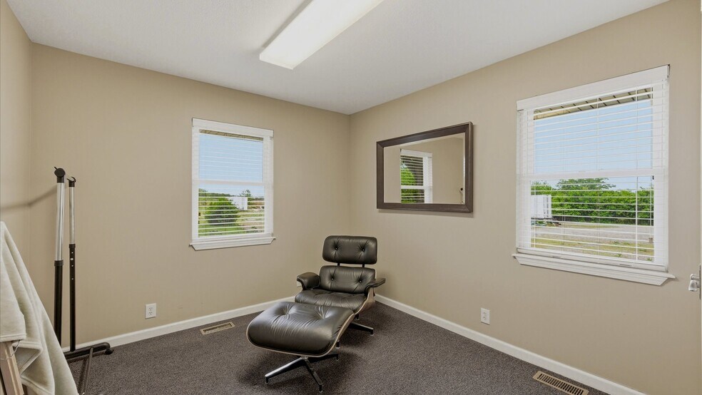 More Photos Of 2450 NW Lowenstein Dr, Lee's Summit Flex For Sale