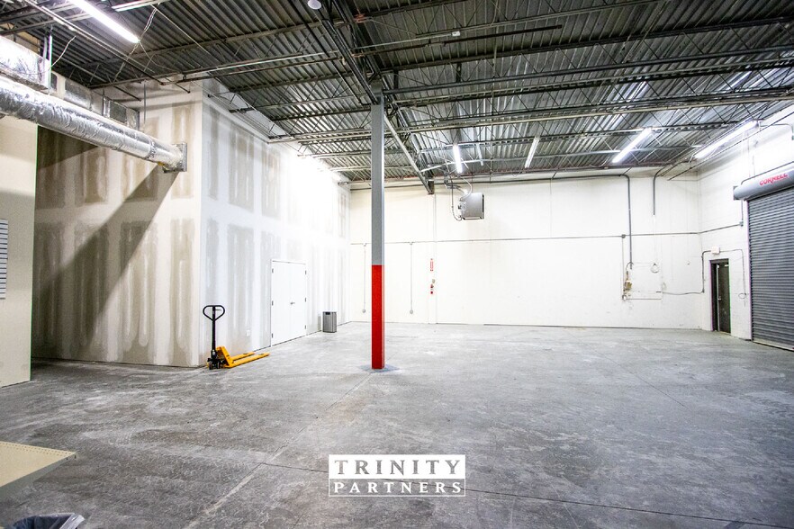 More Photos Of 6904 N Main St, Columbia Light Manufacturing For Lease