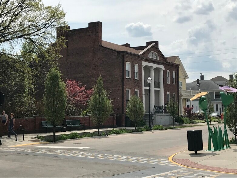 More Photos Of 111 W Chestnut St, Jeffersonville Office For Lease