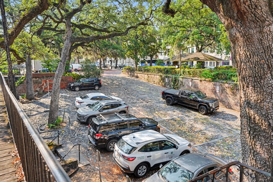More Photos Of 12 E Bay St, Savannah Storefront Retail Office For Lease