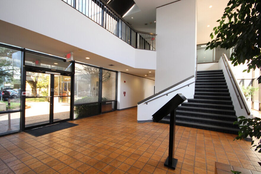 More Photos Of 7011 Harwin Dr, Houston Office For Sale