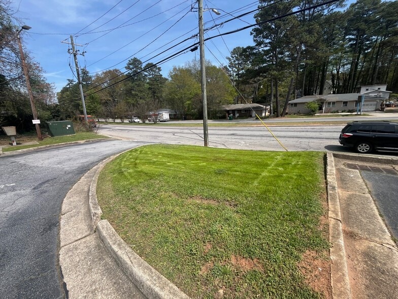 More Photos Of 414 N Hairston Rd, Stone Mountain Freestanding For Sale