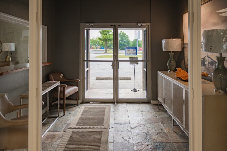 More Photos Of 10 Hendrix Dr, Greenville Flex For Lease
