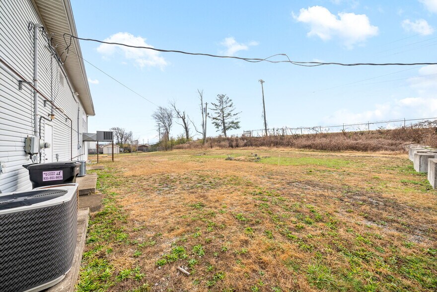 More Photos Of 701 Red River St, Clarksville Office For Sale