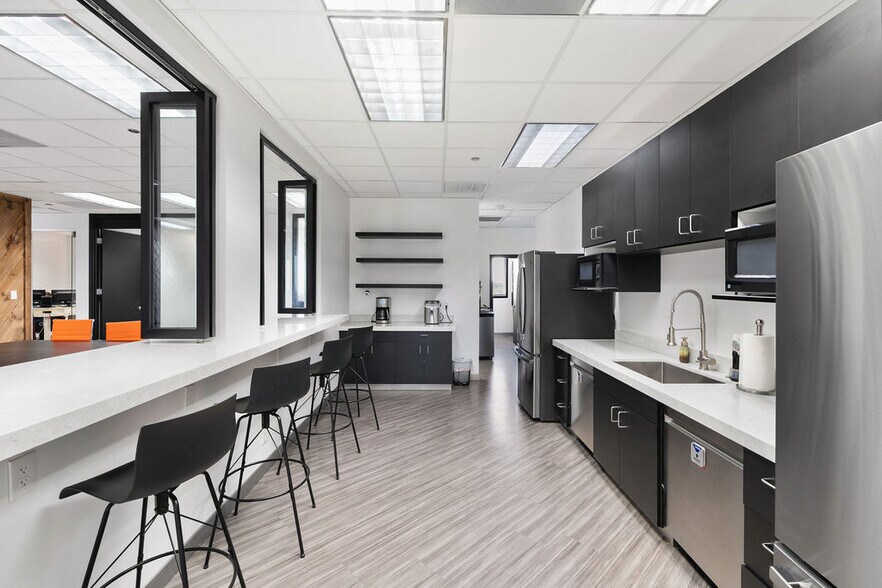 More Photos Of 15600-15650 N Black Canyon Hwy, Phoenix Office For Sale