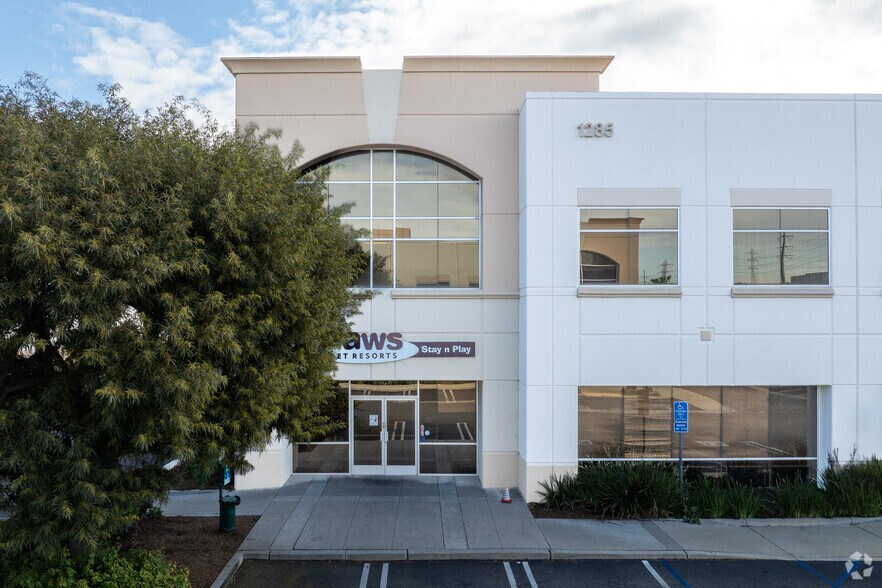 More Photos Of 1281 Puerta Del Sol, San Clemente Light Manufacturing For Sale