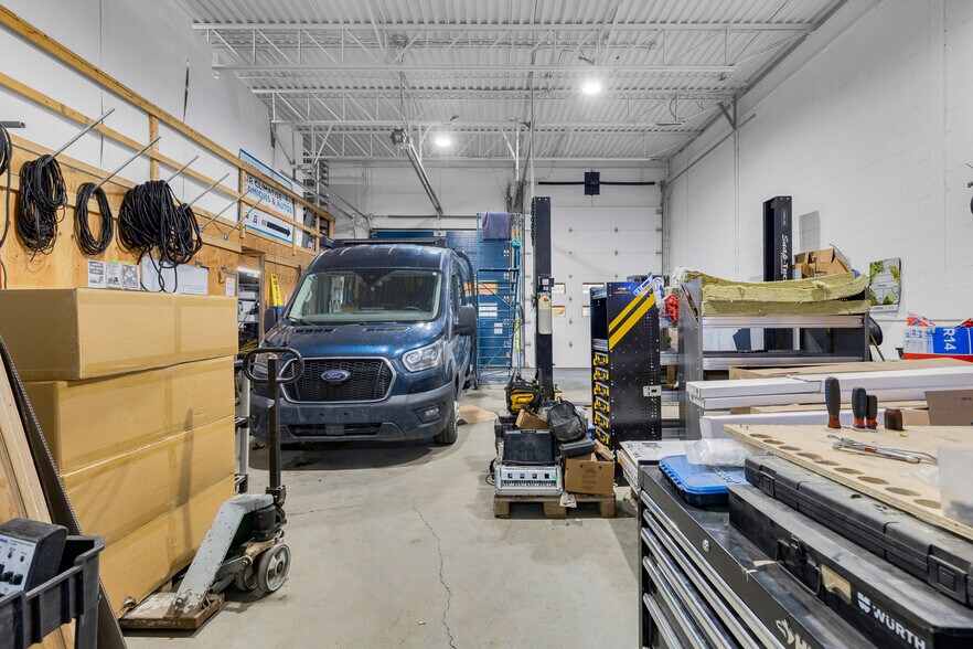 More Photos Of 150 Boul Saint-Martin O, Laval Light Distribution For Lease