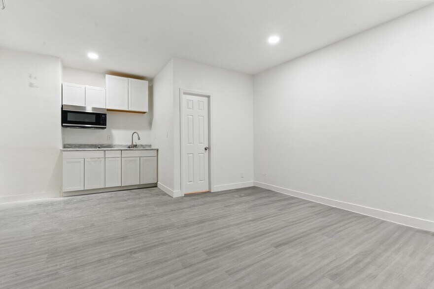 More Photos Of 214 S Maryland Pky, Las Vegas Loft Creative Space For Sale