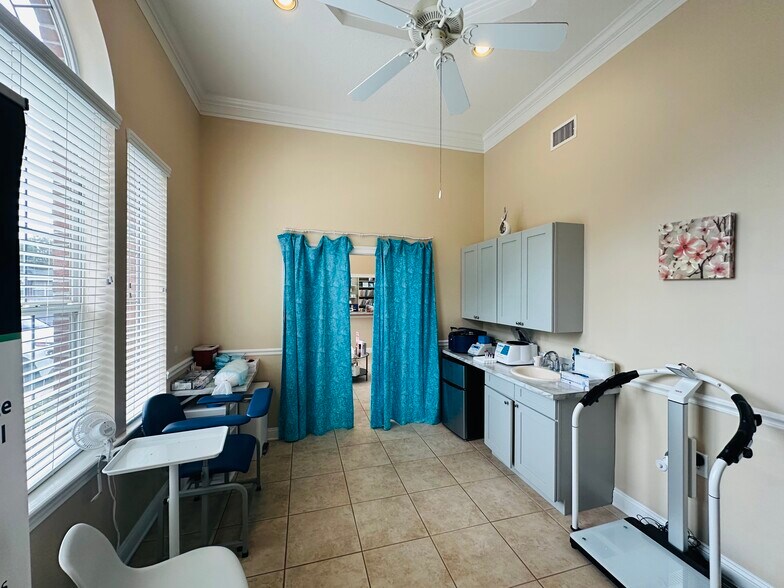 More Photos Of 305 Kingsley Lake Dr, Saint Augustine Medical For Lease