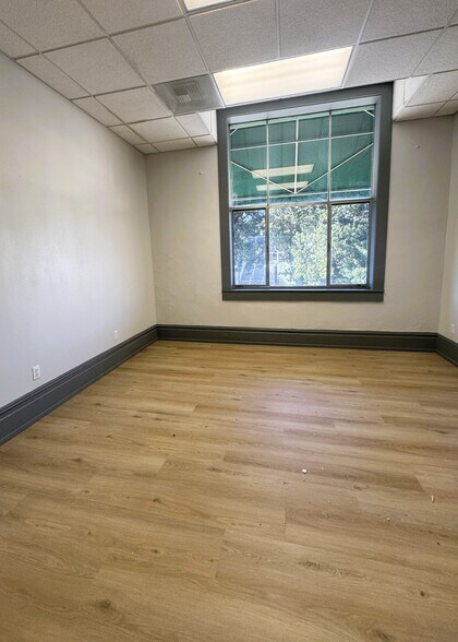 More Photos Of 111-115 N State St, Ukiah Storefront Retail Office For Lease