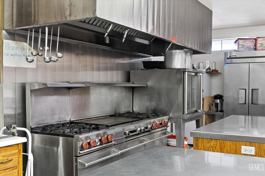 More Photos Of 425 S H St, Bakersfield Religious Facility For Sale