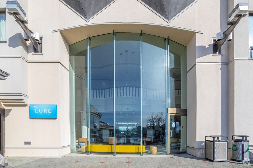 More Photos Of 100 Harbour Rd, Victoria Hotel For Lease