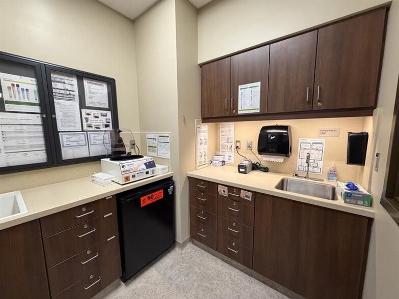 More Photos Of 801 W Bristol St, Elkhart Medical For Lease