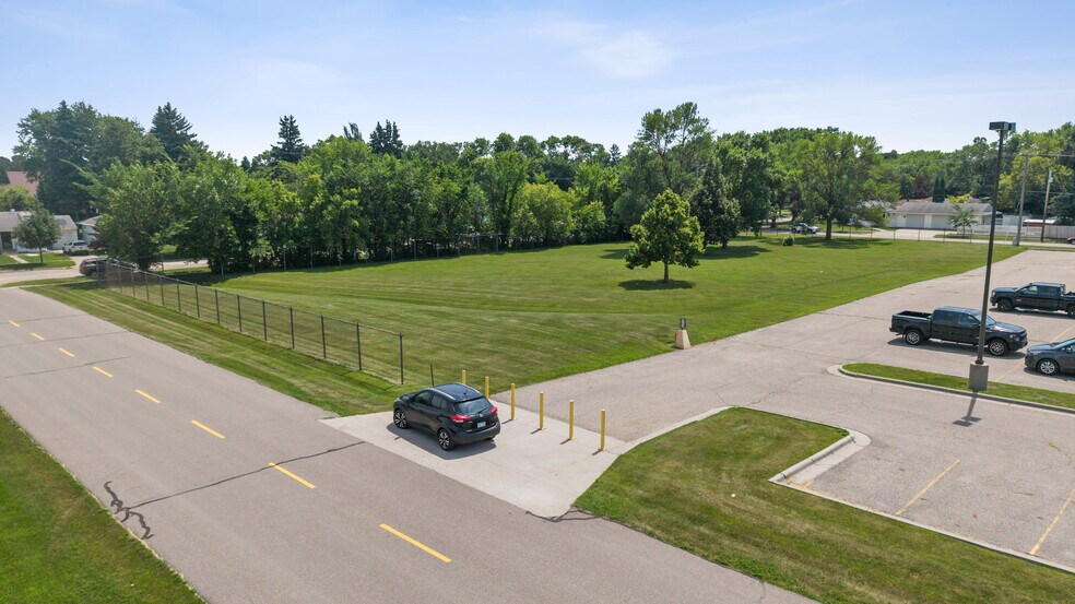 More Photos Of 1110 S 14th St, Moorhead Specialty For Sale