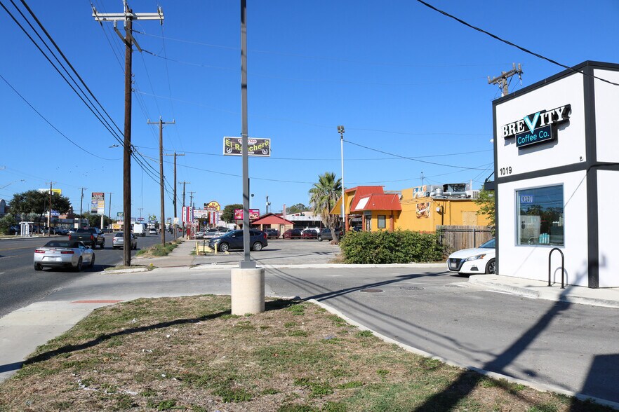 More Photos Of 1019 SW Military Dr, San Antonio General Retail For Sale
