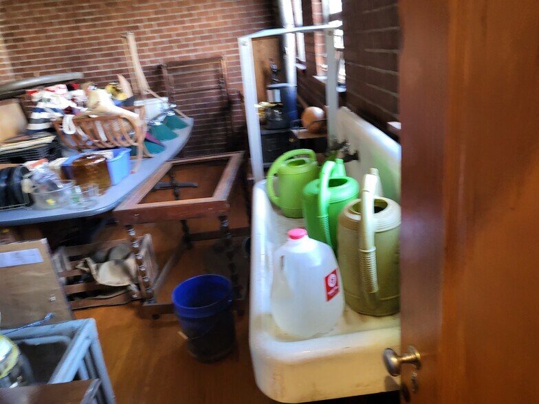 More Photos Of 212 S Broad St, Gastonia General Retail For Sale