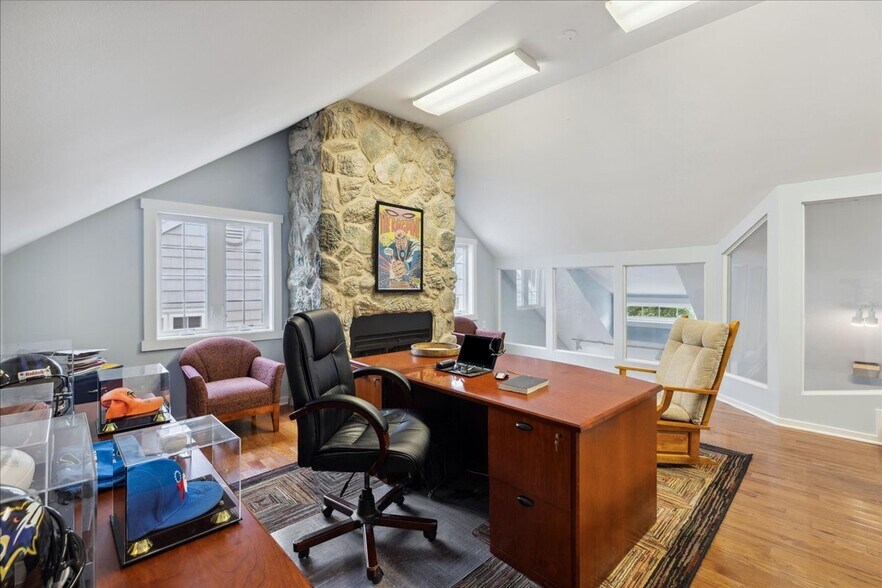 More Photos Of 10 Mystic Ln, Malvern Loft Creative Space For Sale