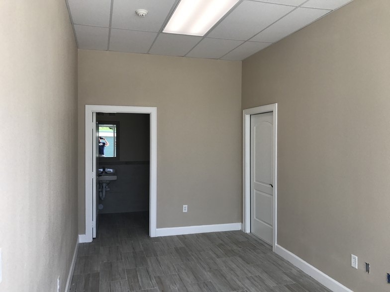 More Photos Of 23410 Snook Ln, Tomball Showroom For Lease