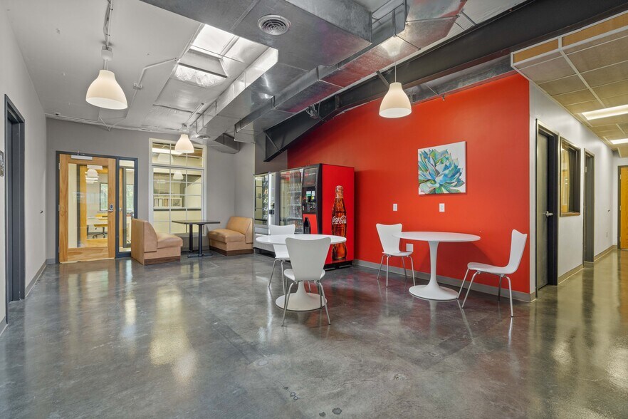 More Photos Of 1508 Nw Vivion Rd, Kansas City Coworking Space