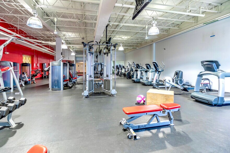 More Photos Of 7230 N Caldwell Ave, Niles Flex For Lease