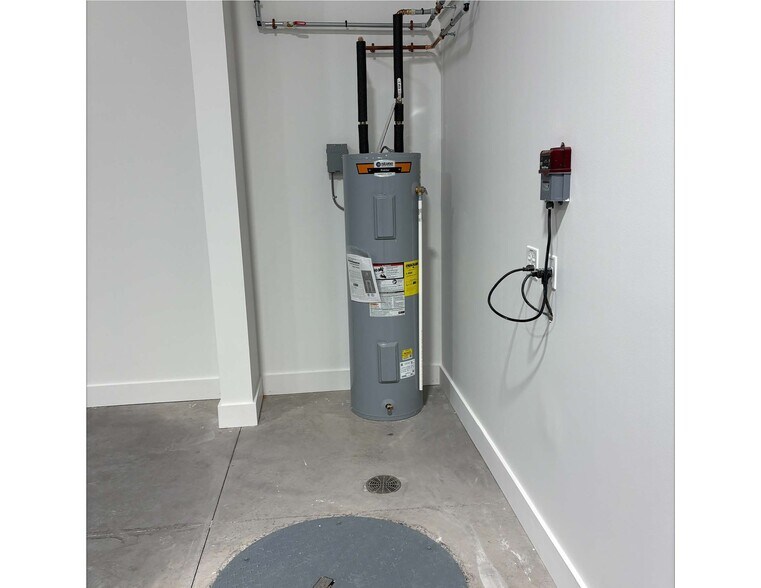 More Photos Of 252 David Pky, Ontario Warehouse For Lease