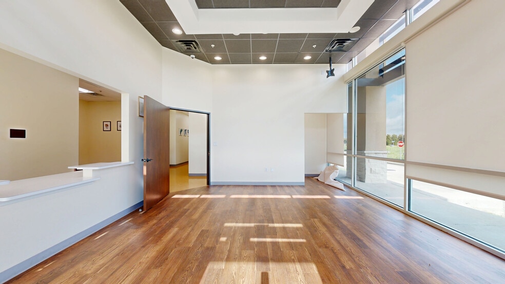 More Photos Of 12920 University Blvd, Sugar Land Storefront For Sale