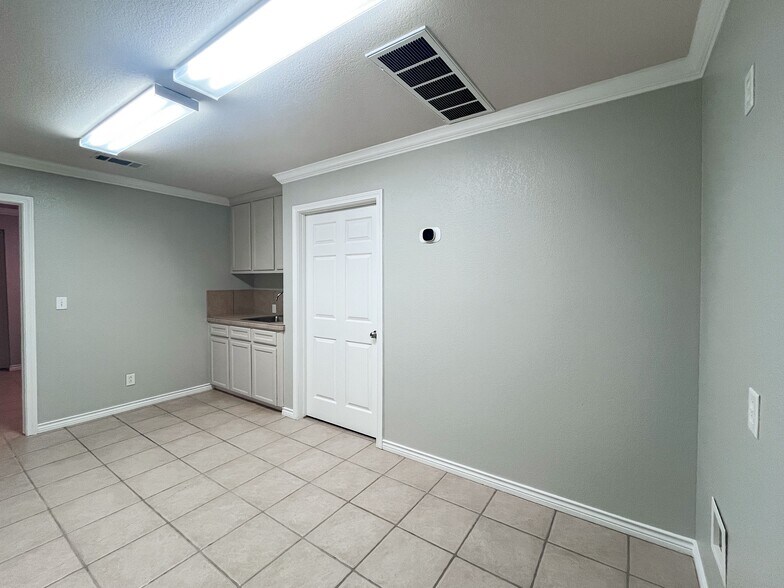 More Photos Of 4323 Alexis Ct, College Station Warehouse For Lease