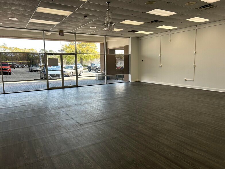 More Photos Of 496 S Pleasantburg Dr, Greenville Storefront Retail Office For Lease