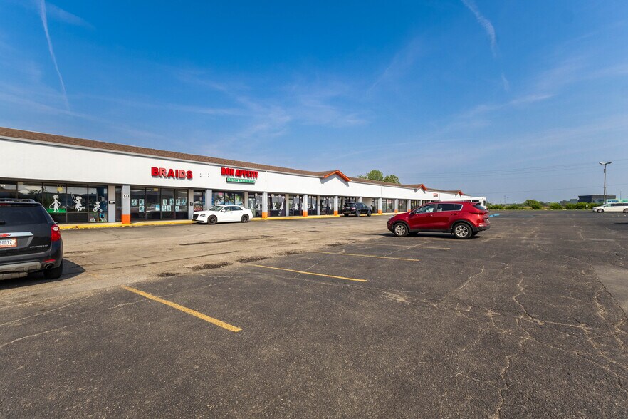 More Photos Of 4702-4740 Century Plaza Rd, Indianapolis Unknown For Lease