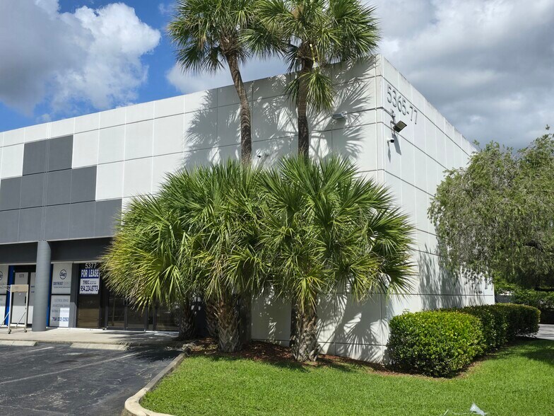 More Photos Of 5365-5377 N Hiatus Rd, Sunrise Light Manufacturing For Lease