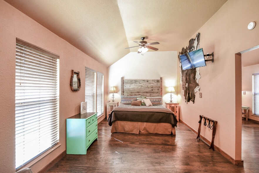 More Photos Of 512 N Travis St, Granbury Hospitality For Sale